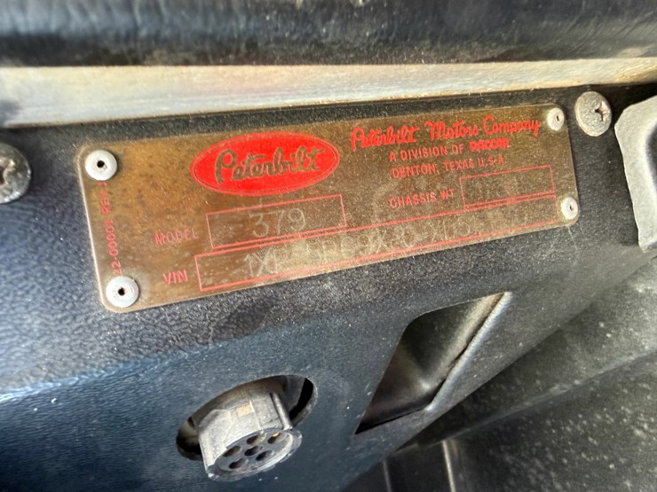 2000-peterbilt-379-image-17