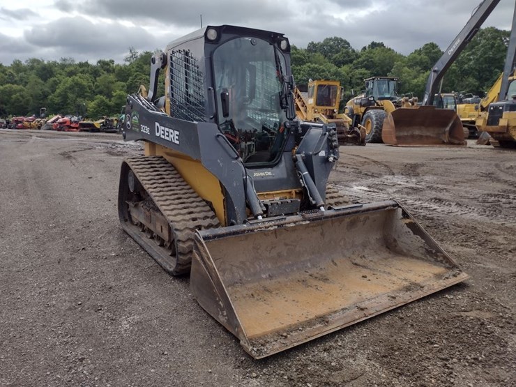 deere-323e-image-34
