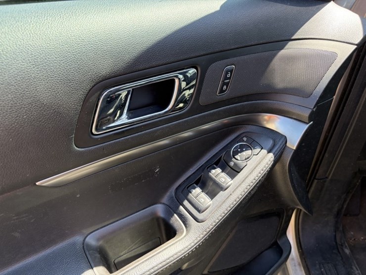 2017-ford-explorer-image-26