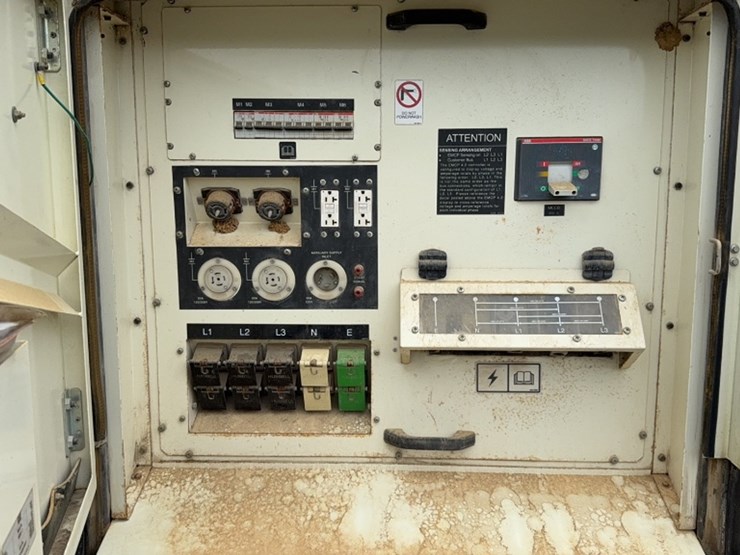 #2099-•-cat-x0200-2-towable-generator-image-10