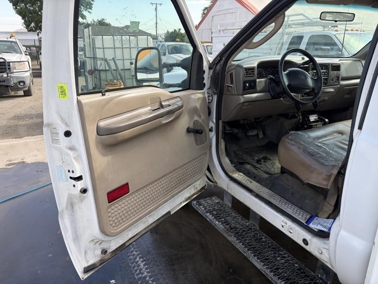2003-ford-f550-image-21