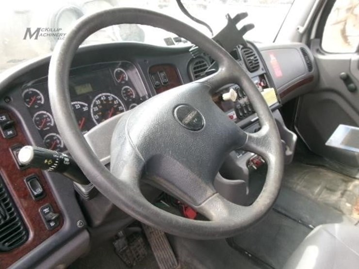 2010-freightliner-business-class-m2-112-image-16