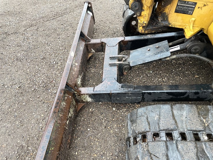 2004-caterpillar-304-image-12