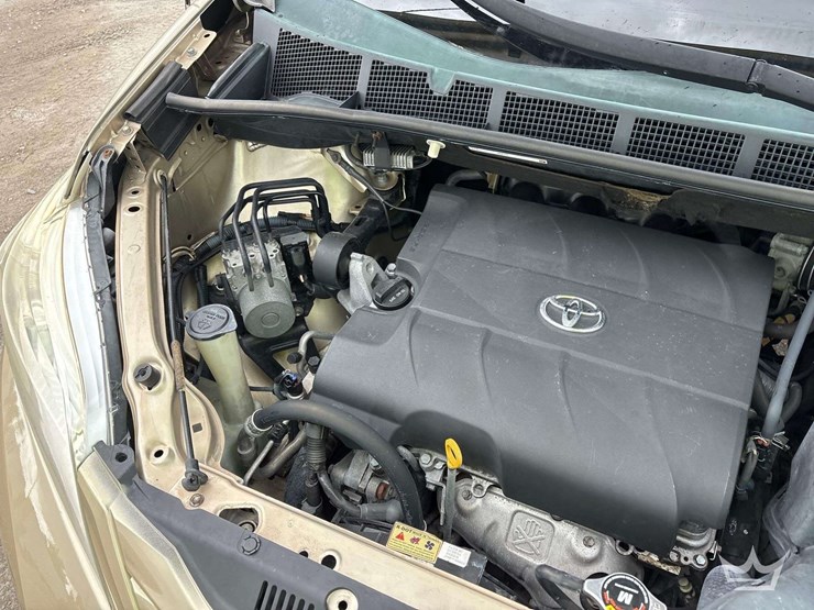 2011-toyota-sienna-image-8