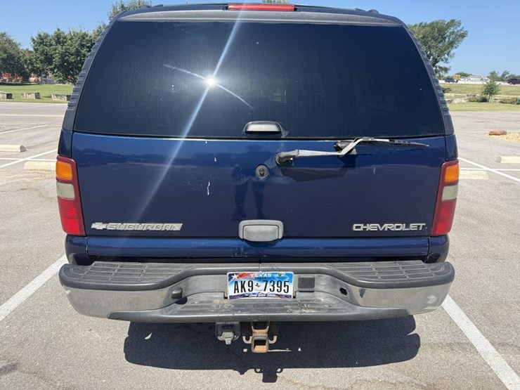 2003-chevrolet-suburban-image-8