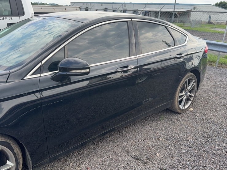 #3014-•-2016-ford-fusion-car-image-15