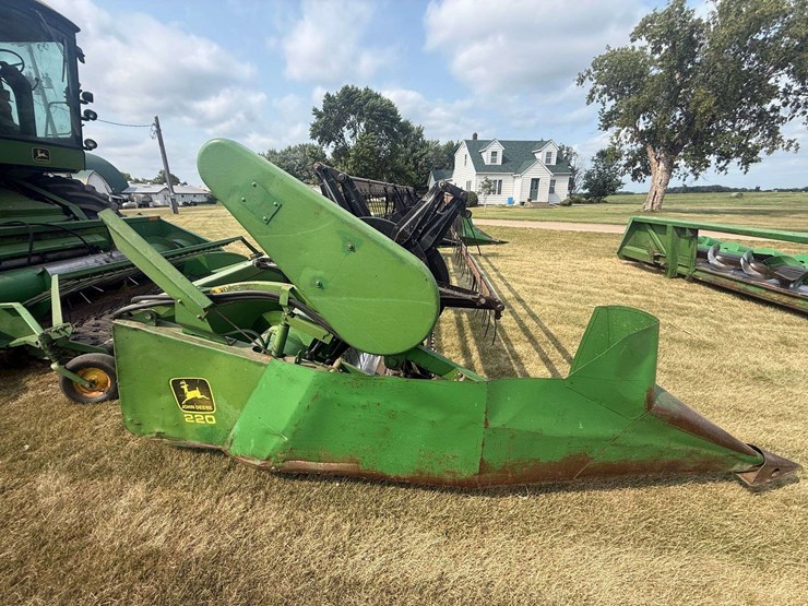 john-deere-220-image-5