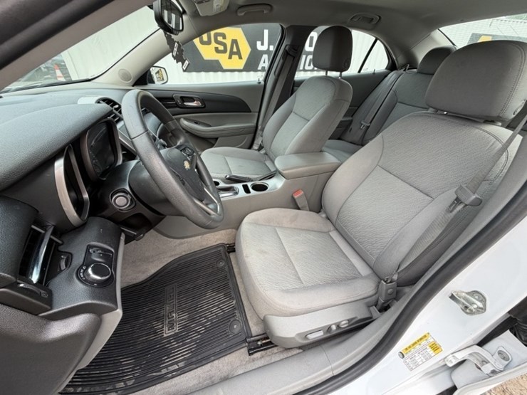 2015-chevrolet-malibu-ls-sedan-image-21