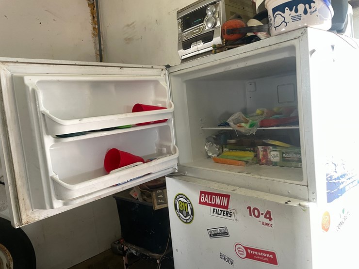 #4711-•-frigidaire-fridge-and-freezer-image-4