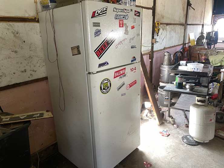 #4711-•-frigidaire-fridge-and-freezer-image-3