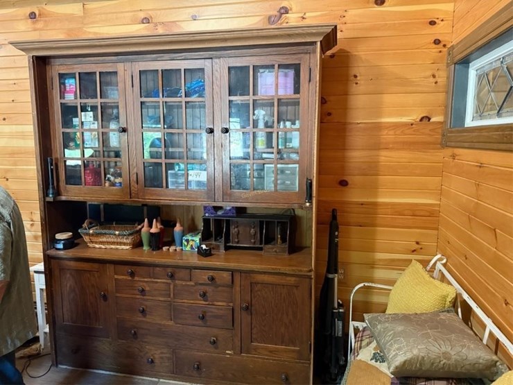 oak-mission-style-cabinet-w/glass-doors-image-1