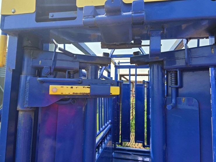 spanier-welding-deluxe-cattle-chute.-per-seller:-this-chute-is-approximately-5-years-old-and-is-in-g-image-43