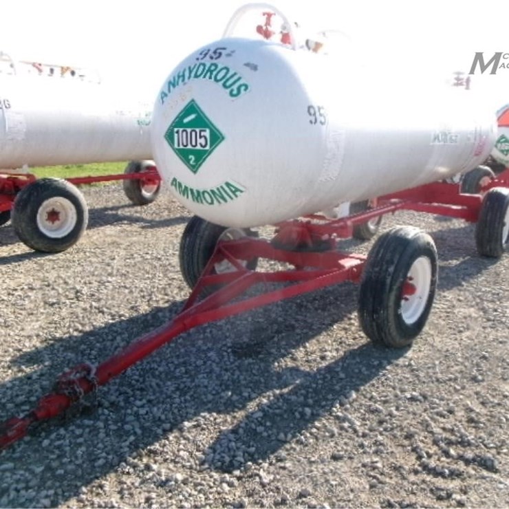 ANHYDROUS TANK ON RUNNING GEAR
