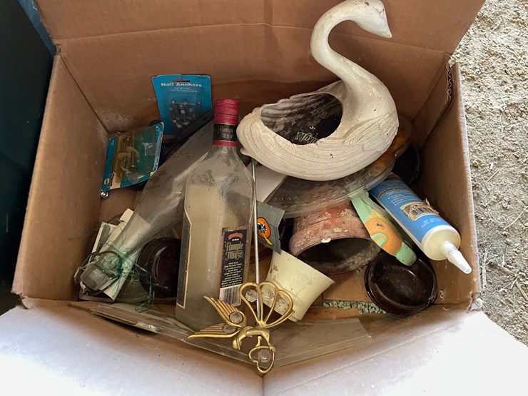 #4716-•-assortment-of-christmas-items-image-9