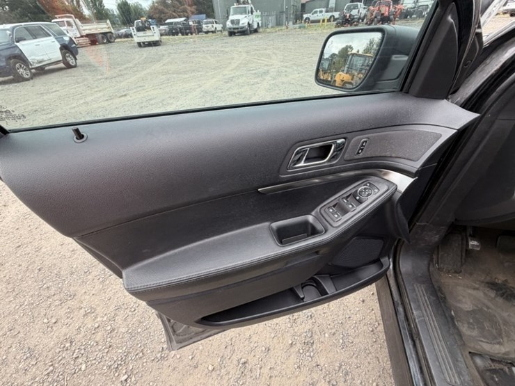 2014-ford-explorer-image-30