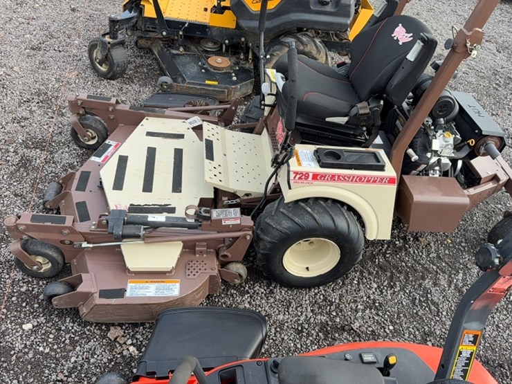 #3076-•-grasshopper-729-zero-turn-mower-image-13