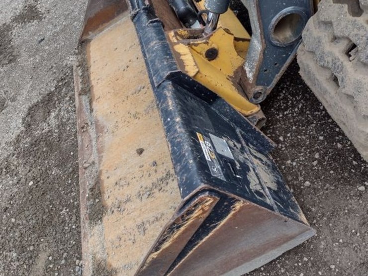 deere-323e-image-18