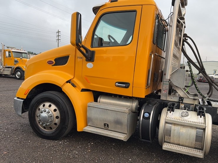 2015-peterbilt-579-image-10