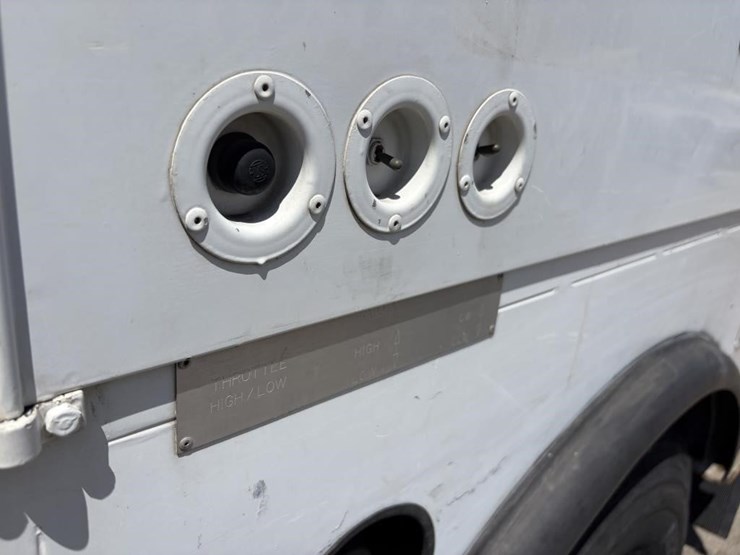 2000-freightliner-fl80-image-29