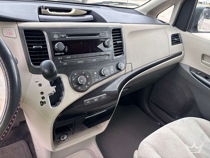 2011-toyota-sienna-image-14