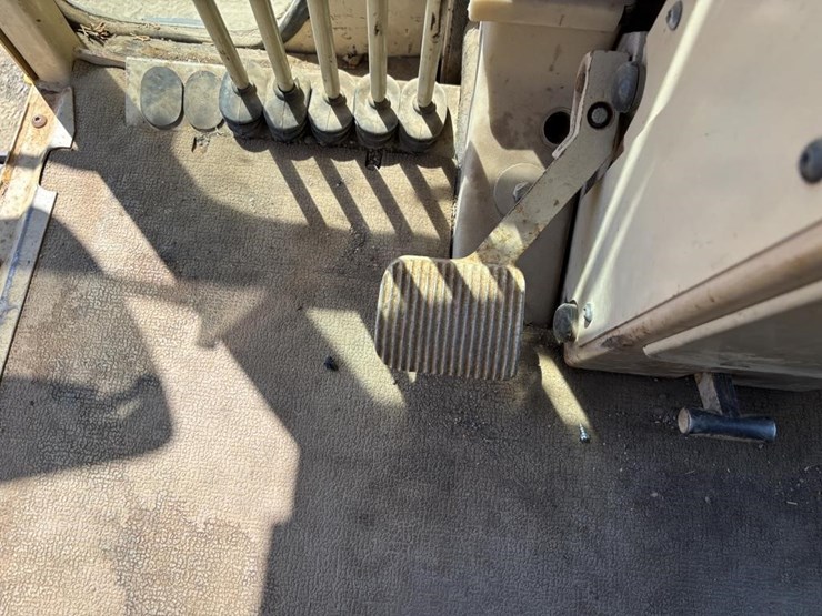 2005-caterpillar-143h-image-50