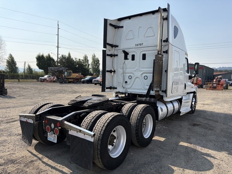 2016-freightliner-cascadia-t/a-sleeper-truck-image-4