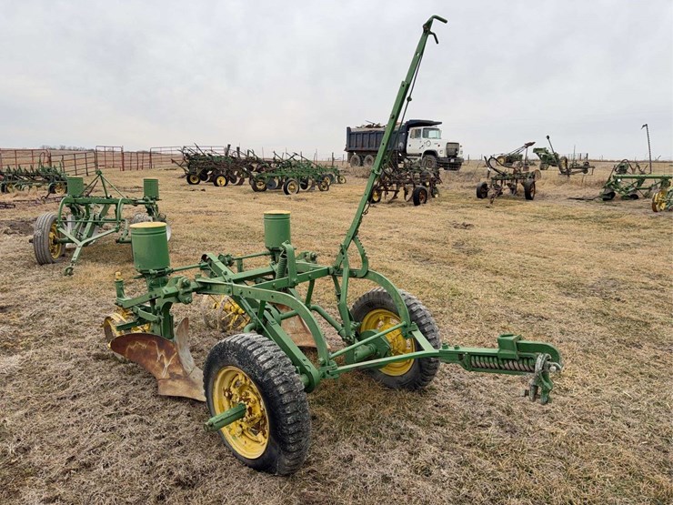 john-deere-pull-type-two-row-planter-image-8