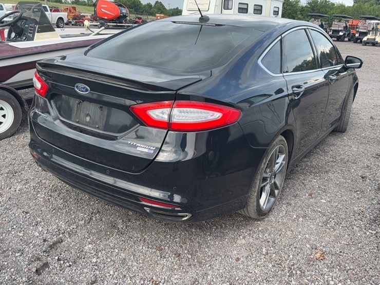 #3014-•-2016-ford-fusion-car-image-10
