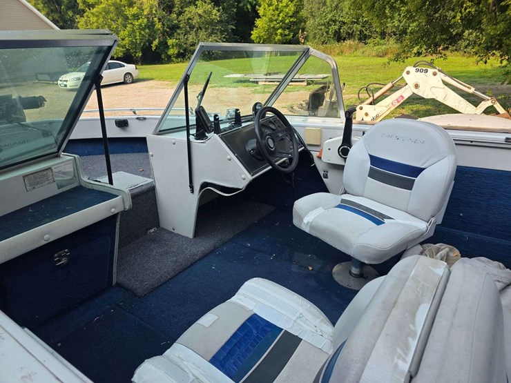 1990-crestliner-phantom-18’-boat-with-120hp-2-stroke-johnson-outboard-motor-and-15hp-johnson-kicker-image-31