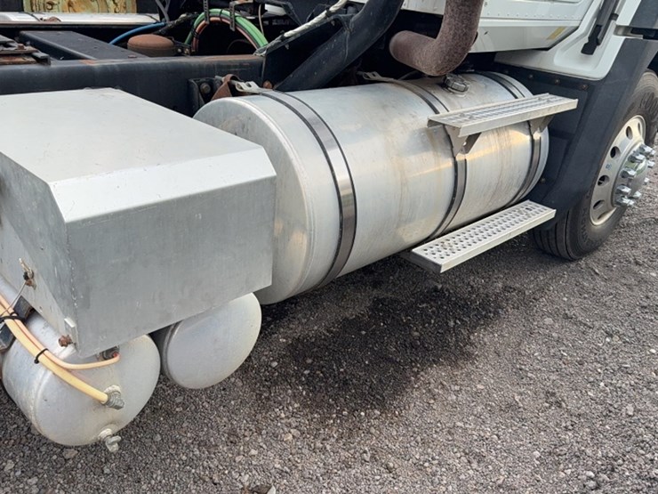 2013-caterpillar-ct660-image-7