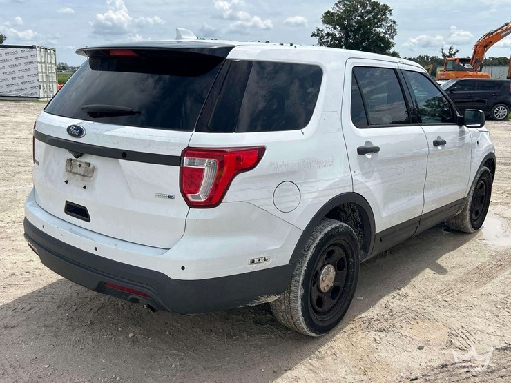 2016-ford-explorer-image-3