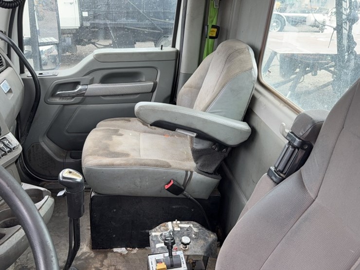 2015-kenworth-t880-image-16