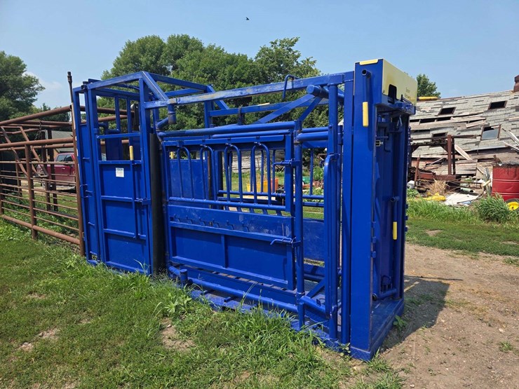 spanier-welding-deluxe-cattle-chute.-per-seller:-this-chute-is-approximately-5-years-old-and-is-in-g-image-7