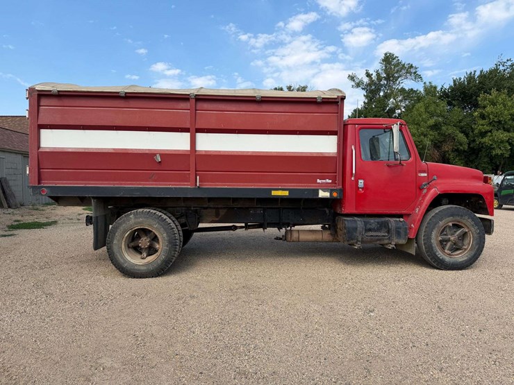1979-ihc-1700-single-axle-grain-truck,-15’-steel-box-with-622-schwarts-hoist,-steel-floor,-136k-mile-image-8