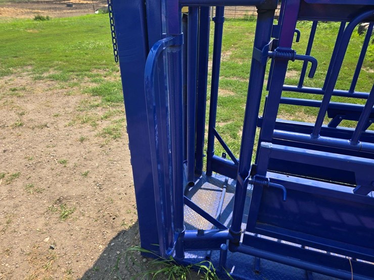 spanier-welding-deluxe-cattle-chute.-per-seller:-this-chute-is-approximately-5-years-old-and-is-in-g-image-39