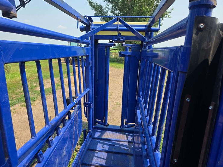 spanier-welding-deluxe-cattle-chute.-per-seller:-this-chute-is-approximately-5-years-old-and-is-in-g-image-20