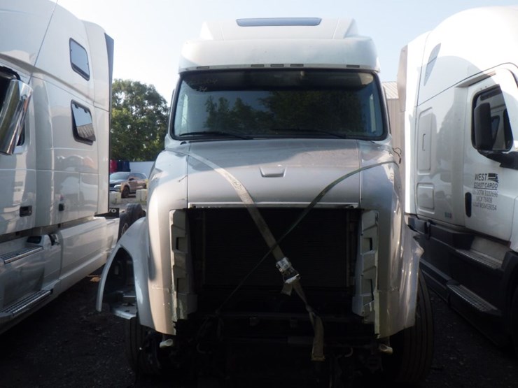 2021-volvo-vnl860-image-2