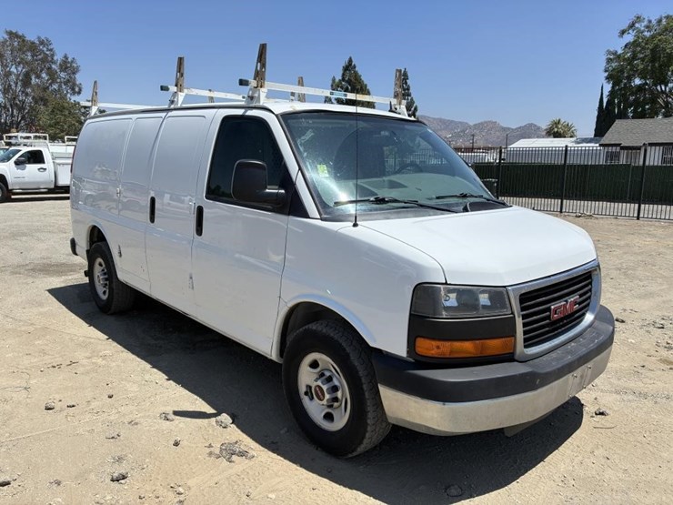 2015-gmc-savana-g2500-image-2
