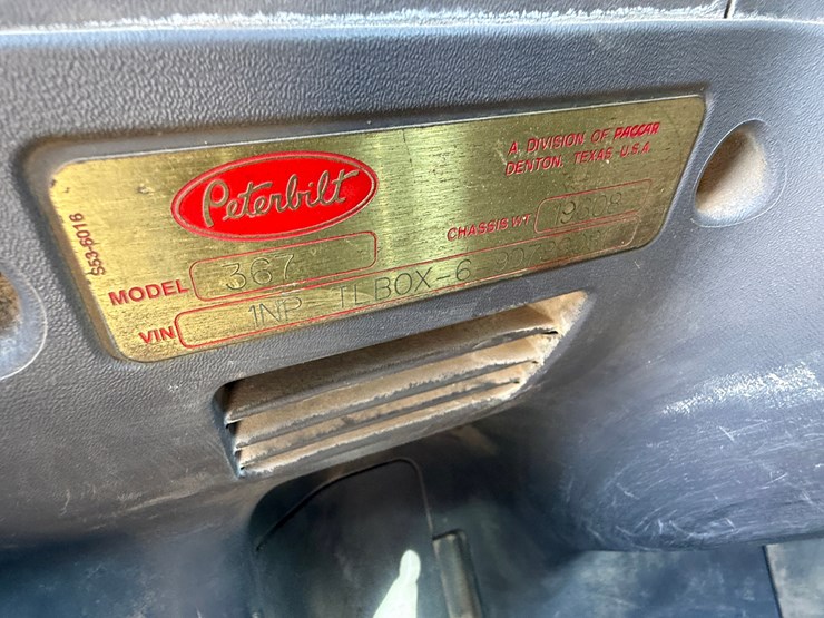 2009-peterbilt-367-image-19