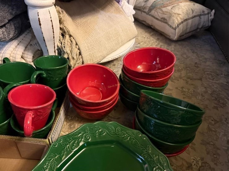 large-set-of-xmas-dishes-image-6