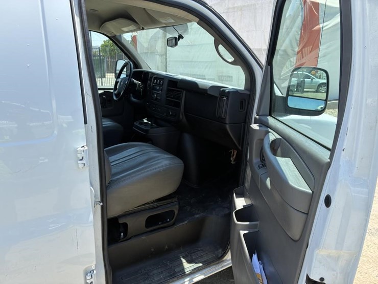 2015-gmc-savana-g2500-image-10