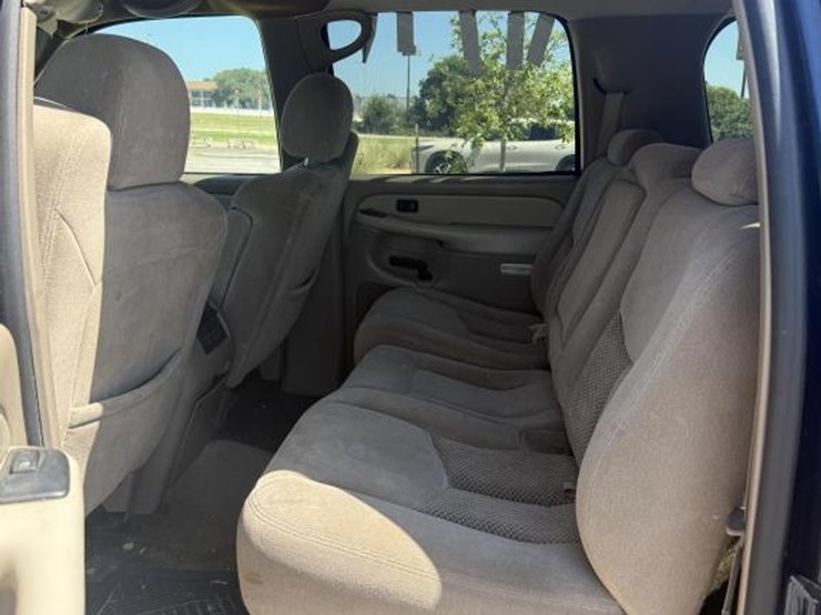 2003-chevrolet-suburban-image-13