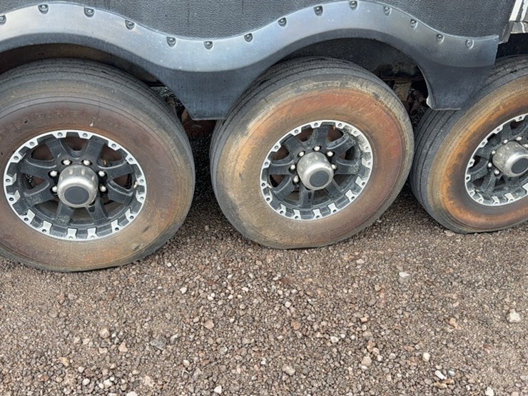 #3001-•-2014-fabrique-41'-5th-wheel-toy-hauler-image-9
