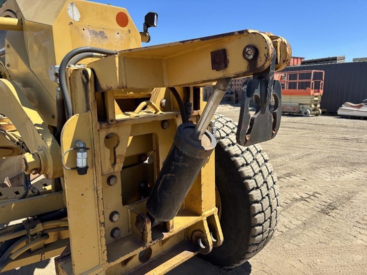 2005-caterpillar-143h-image-18