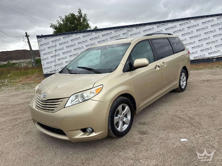 2011-toyota-sienna-image-1