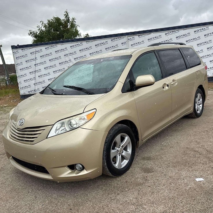2011 TOYOTA SIENNA