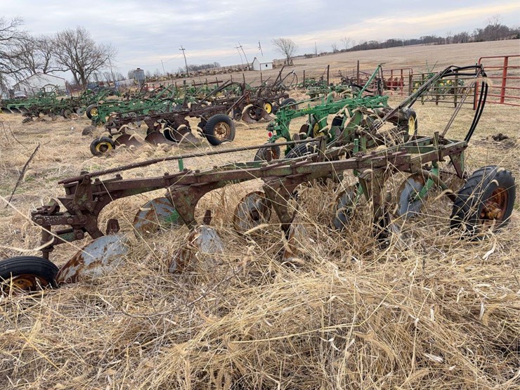 john-deere-pull-type-four-bottom-plow-image-3