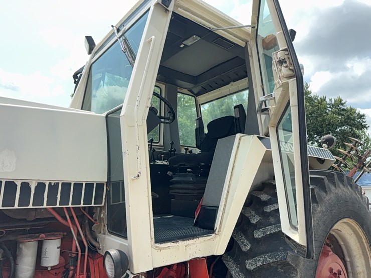 case-2590-tractor-image-30