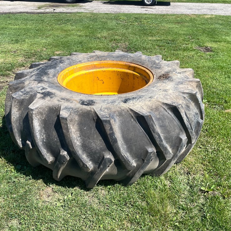 #4692 • Firestone 24.5 x 32 Tire