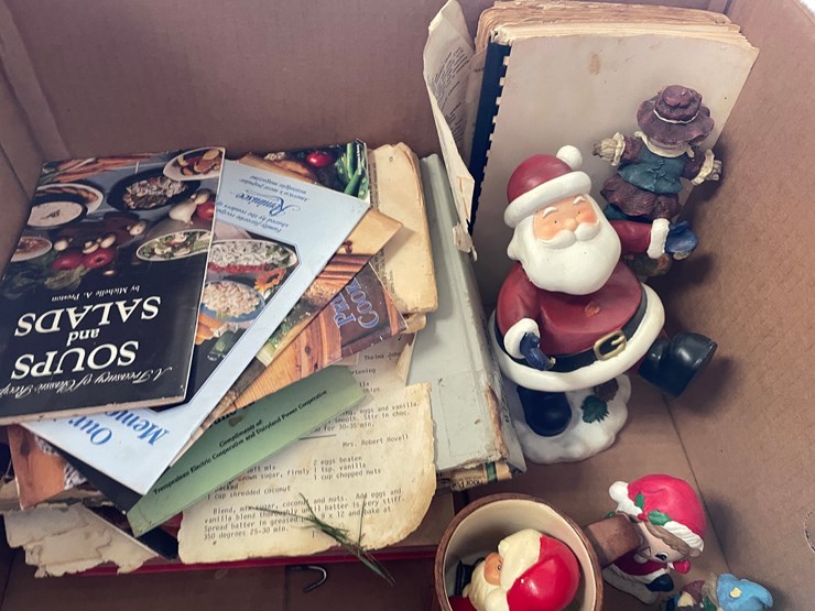 #4716-•-assortment-of-christmas-items-image-10